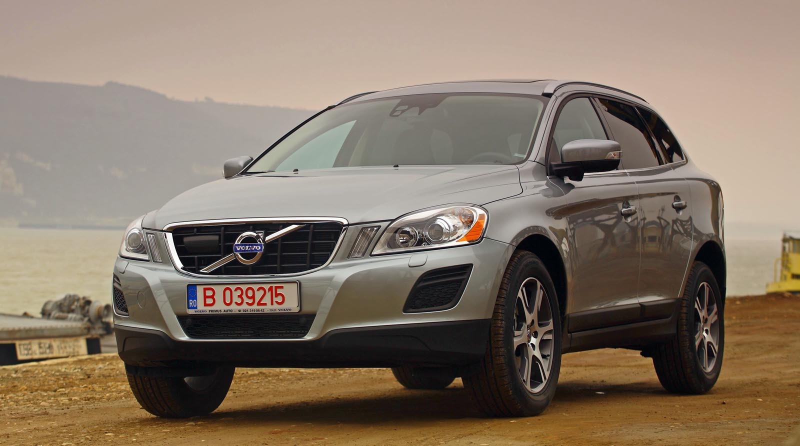 Volvo XC60 model 2011 nu vine cu modificari estetice, avand acelasi stil dinamic si elegant