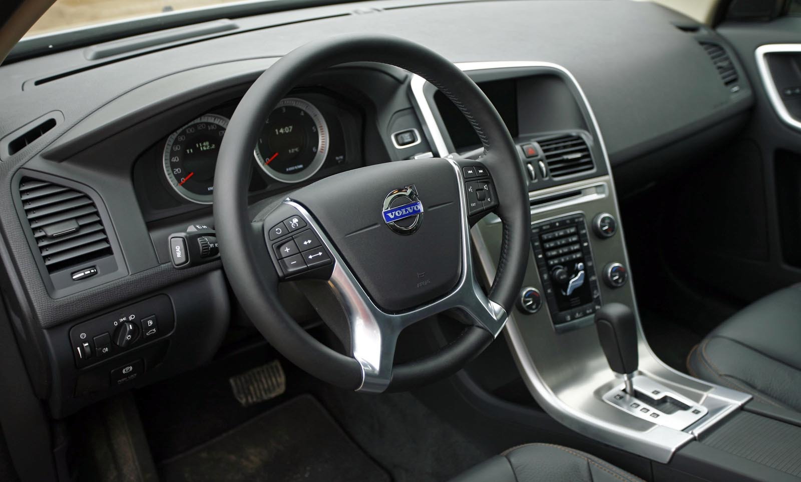 In interior, Volvo XC60 are butoanele de pe consola centrala amenajate altfel