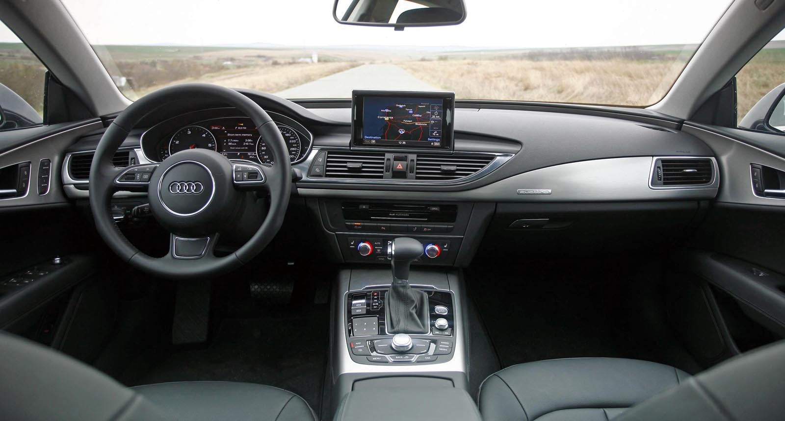 Audi A7 Sportback are un cockpit aglomerat, pentru amatorii de high-tech