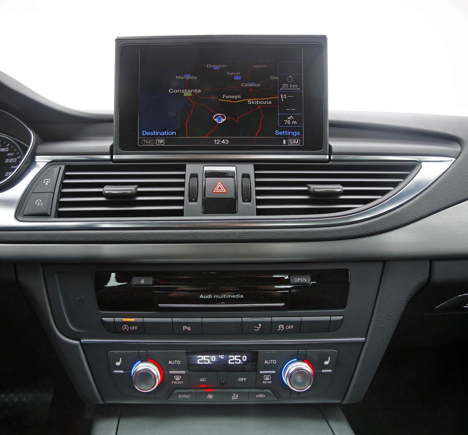Displayul central escamotabil din Audi A7 este lizibil si cu indicatii foarte clare