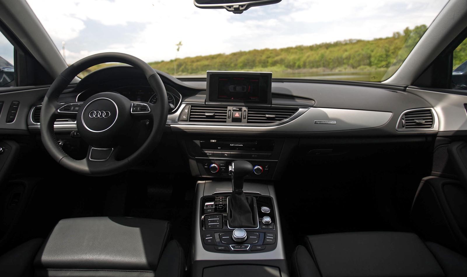 Interiorul lui Audi A6 este aproape identic cu al lui Audi A7