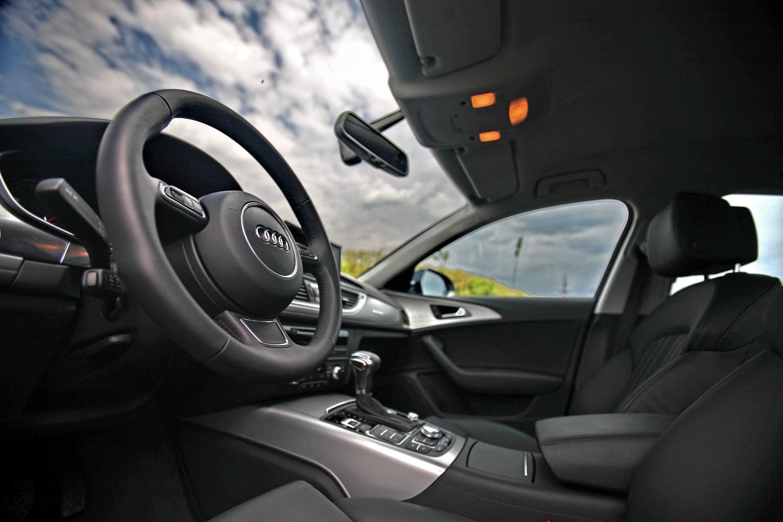Interiorul lui Audi A6 este la cote bune pentru clasa sa, atat pentru pasageri, cat si pentru bagaje