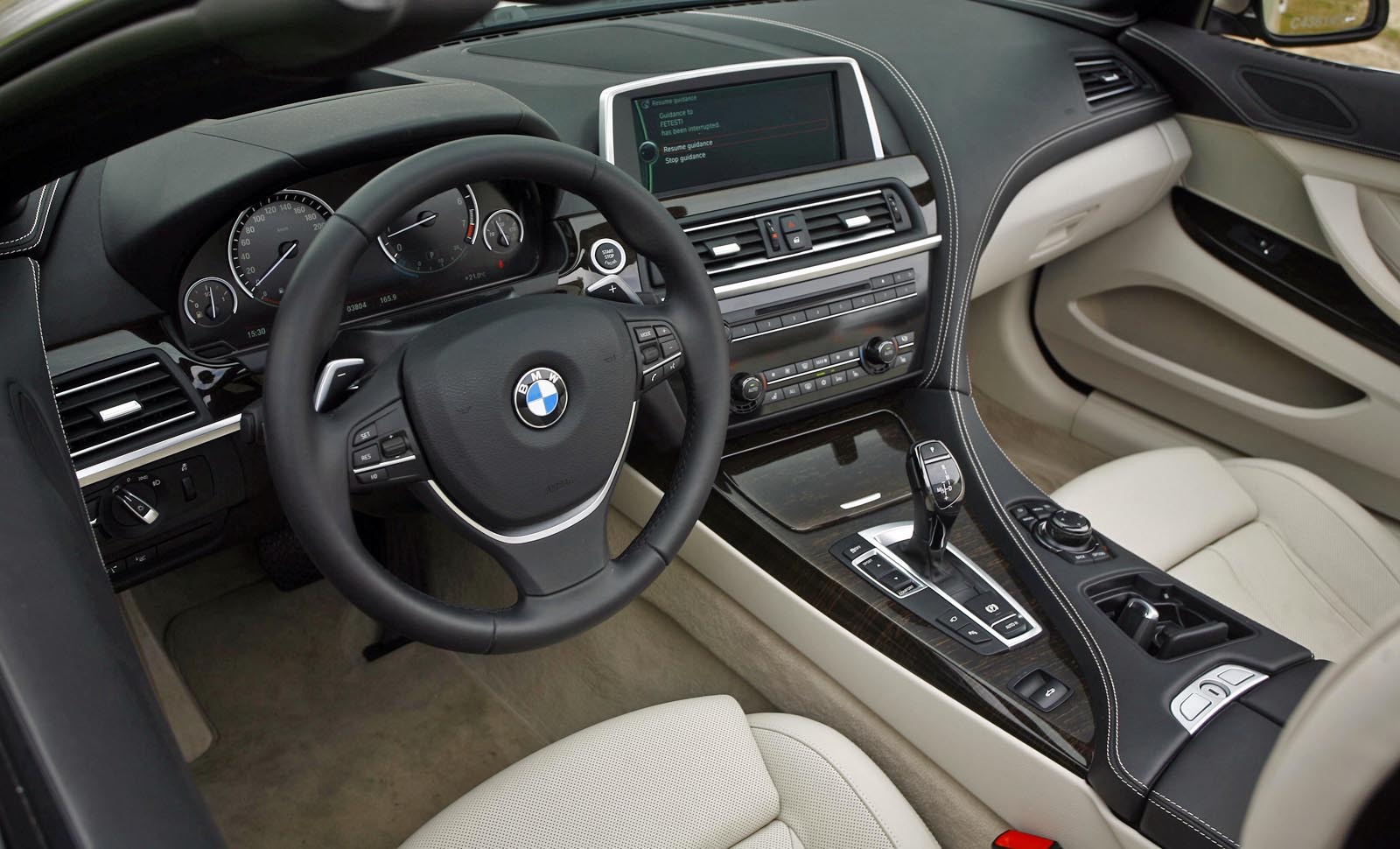 Interiorul lui BMW 650i Cabrio este o combinatie reusita de lux si high-tech