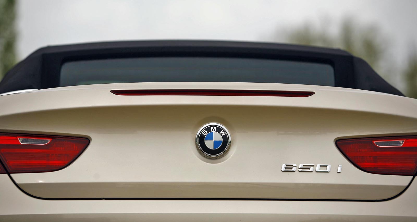 BMW 650i Cabrio porneste de la peste 100.000 euro, dar mai necesita optionale de 30.000 euro