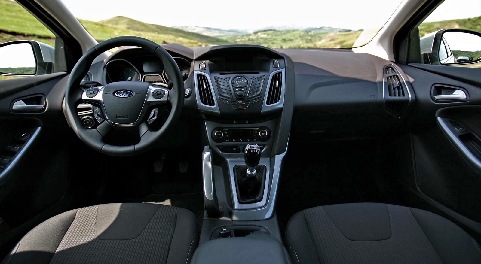 Interiorul noului Ford Focus este foarte modern si exprima sportivitate si high-tech