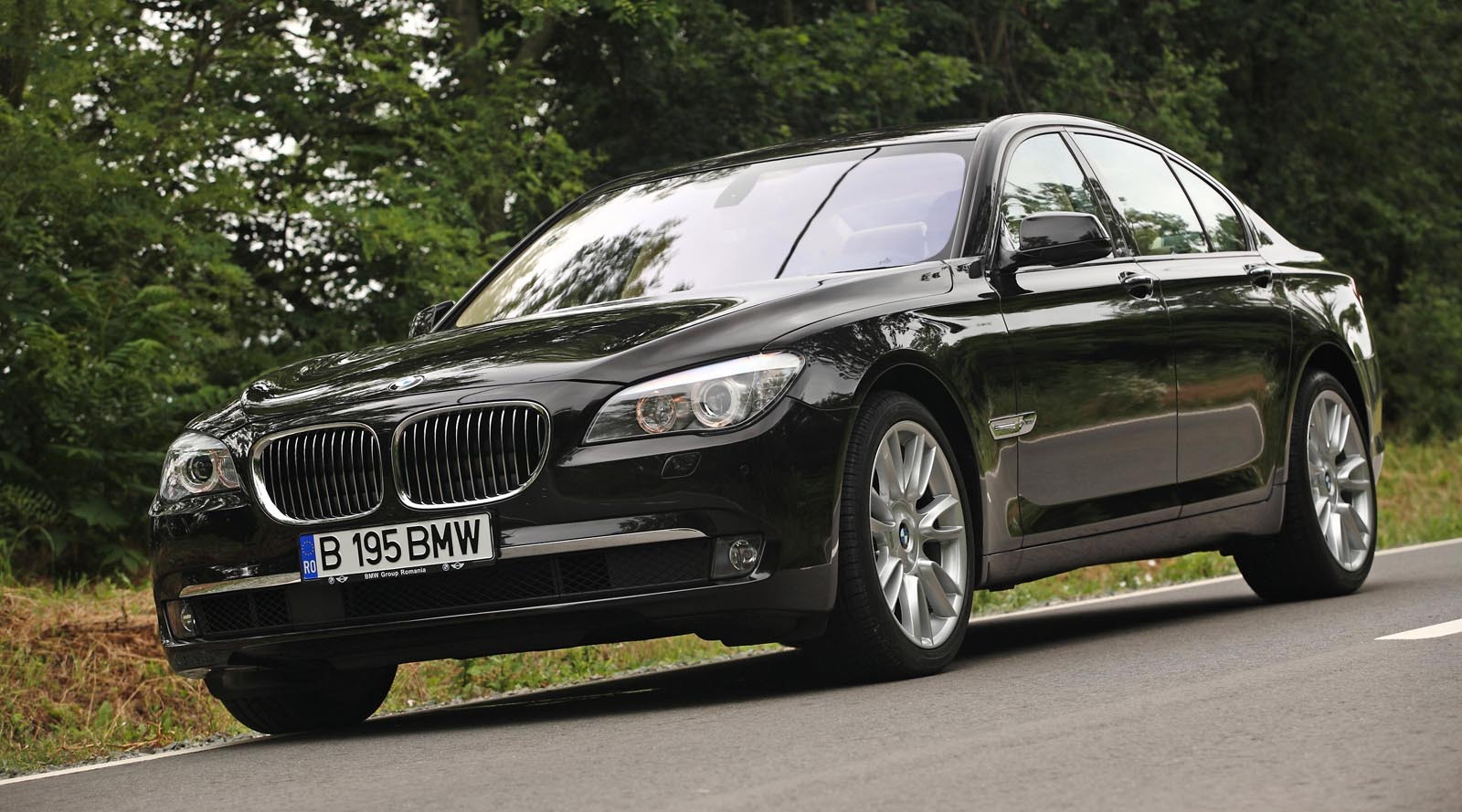 Vopseaua Individual Citrine Black face BMW Seria 7 sa afiseze un lux discret