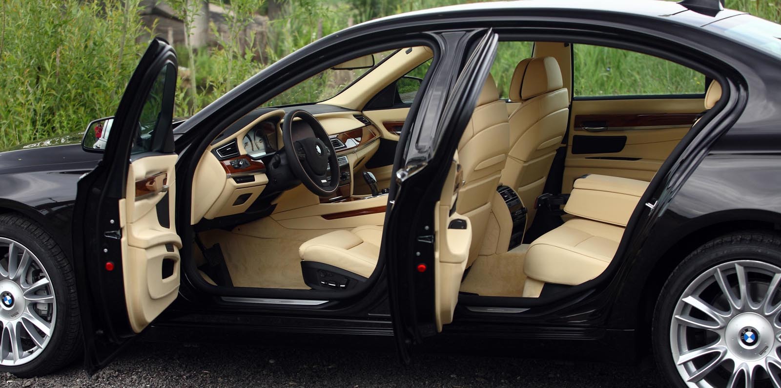 Pachetul Individual Composition ii confera interiorului lui BMW Seria 7 un puternic efect