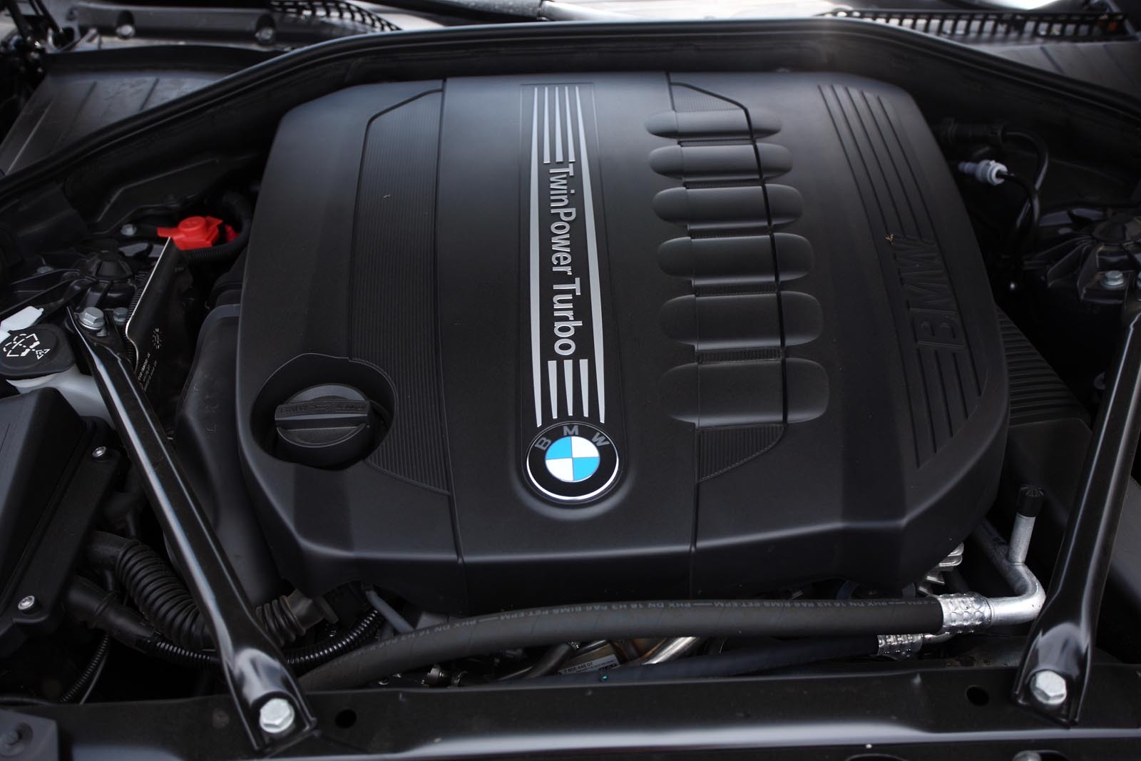 Motorul de pe BMW 740d are 306 CP si un cuplu de 600 Nm la doar 1.500 rpm
