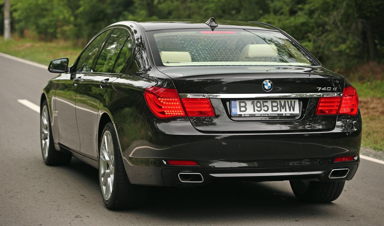 Masivitatea lui BMW Seria 7 este ascunsa de designul fluid, dinamic si elegant