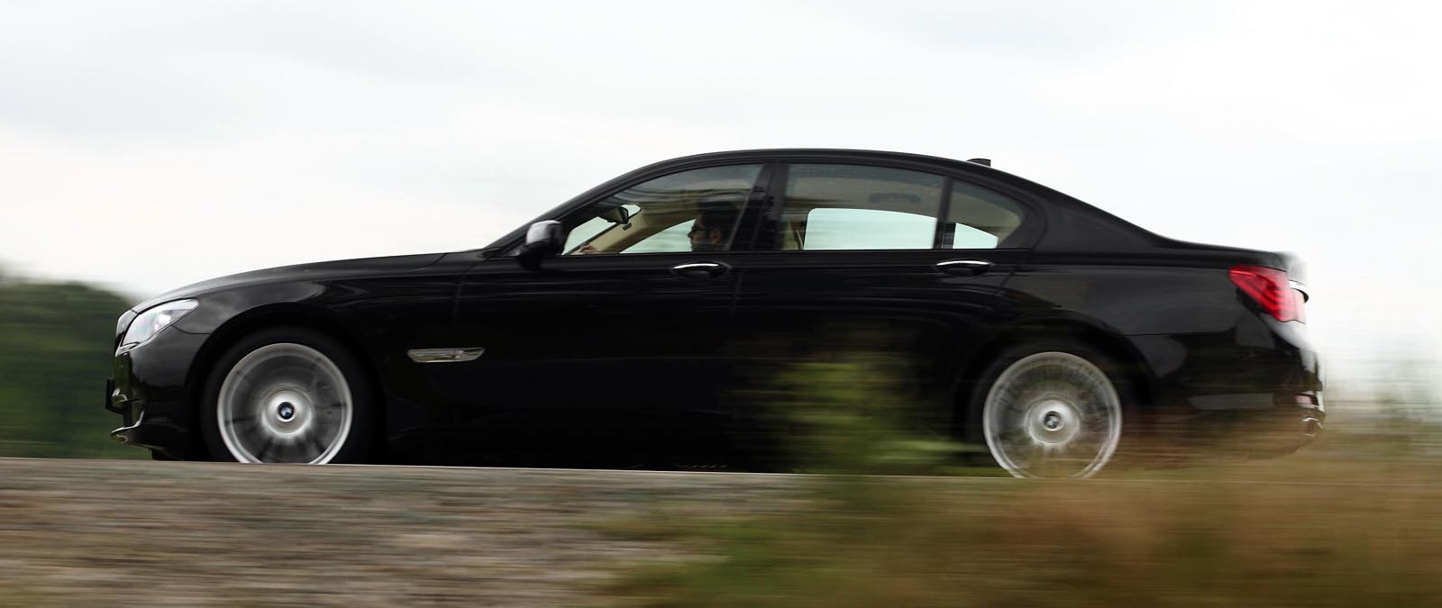 BMW 740d xDrive este doua masini in una: performanta si placuta, dar si confortabila si luxoasa