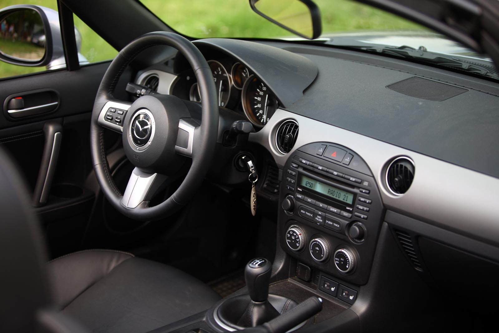 Interiorul lui Mazda MX-5 este bine dimensionat pentru doua persoane