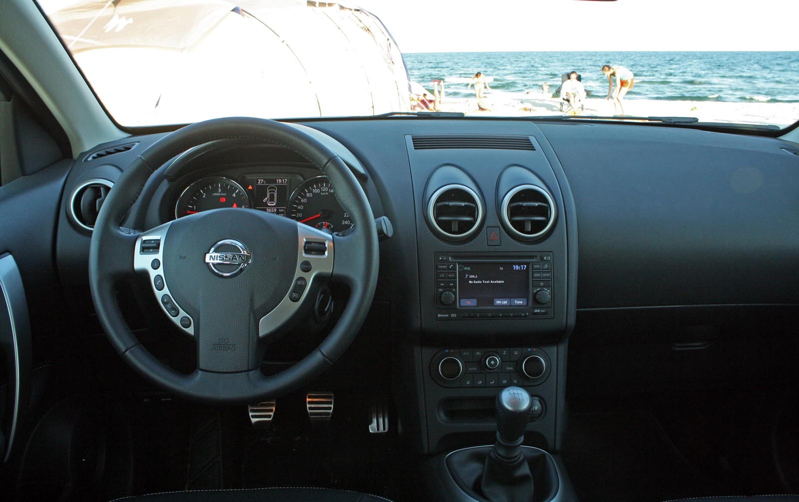 Interiorul lui Nissan Qashqai este conceput simplist, dar spatios si ergonomic