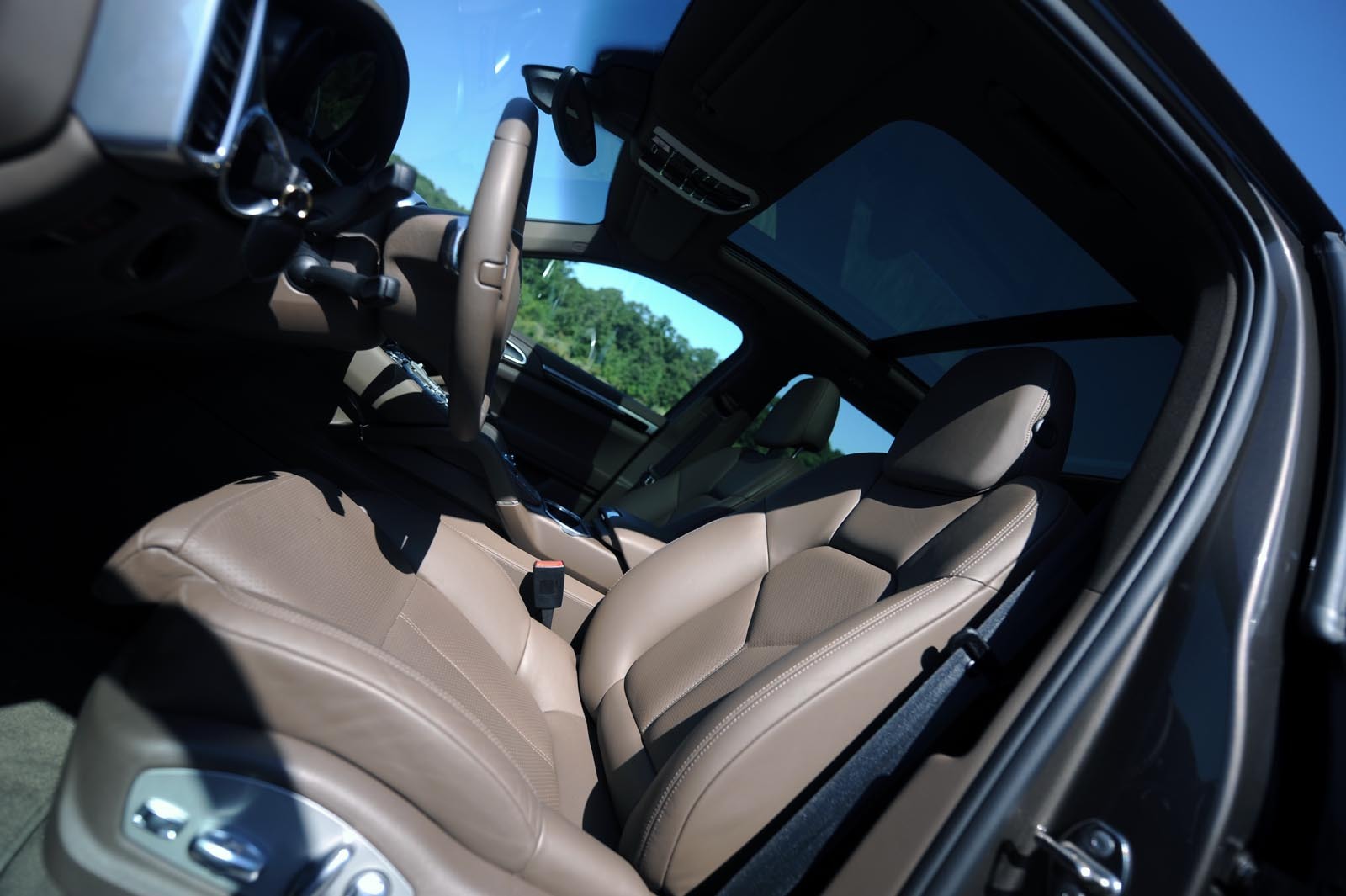 Interiorul lui Porsche Cayenne este o mixtura reusita de lux si sportivitate