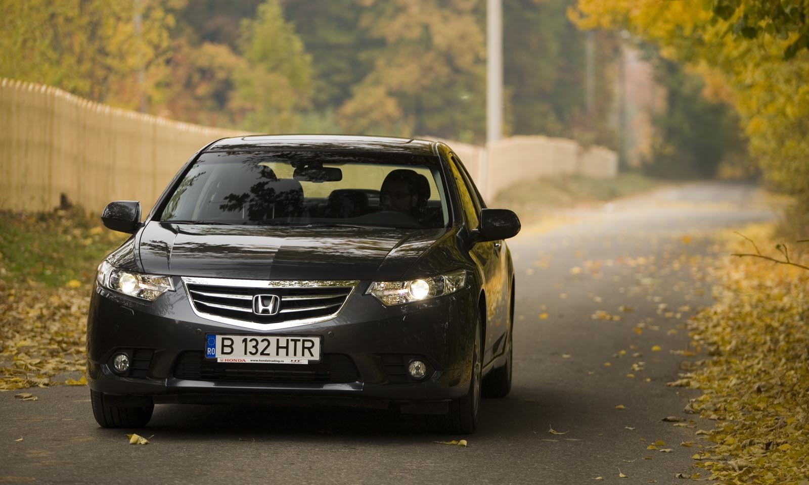 Faceliftul lui Honda Accord se rezuma la modificari subtile ale grilei si spoileului frontal