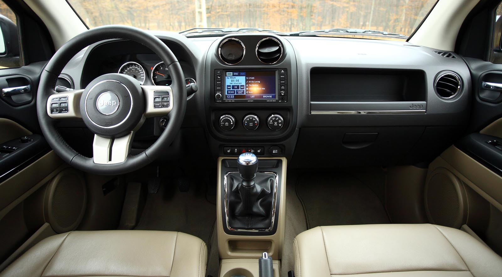 Interiorul lui Jeep Compass e corect, cu o nota de spartan specifica Jeep-urilor
