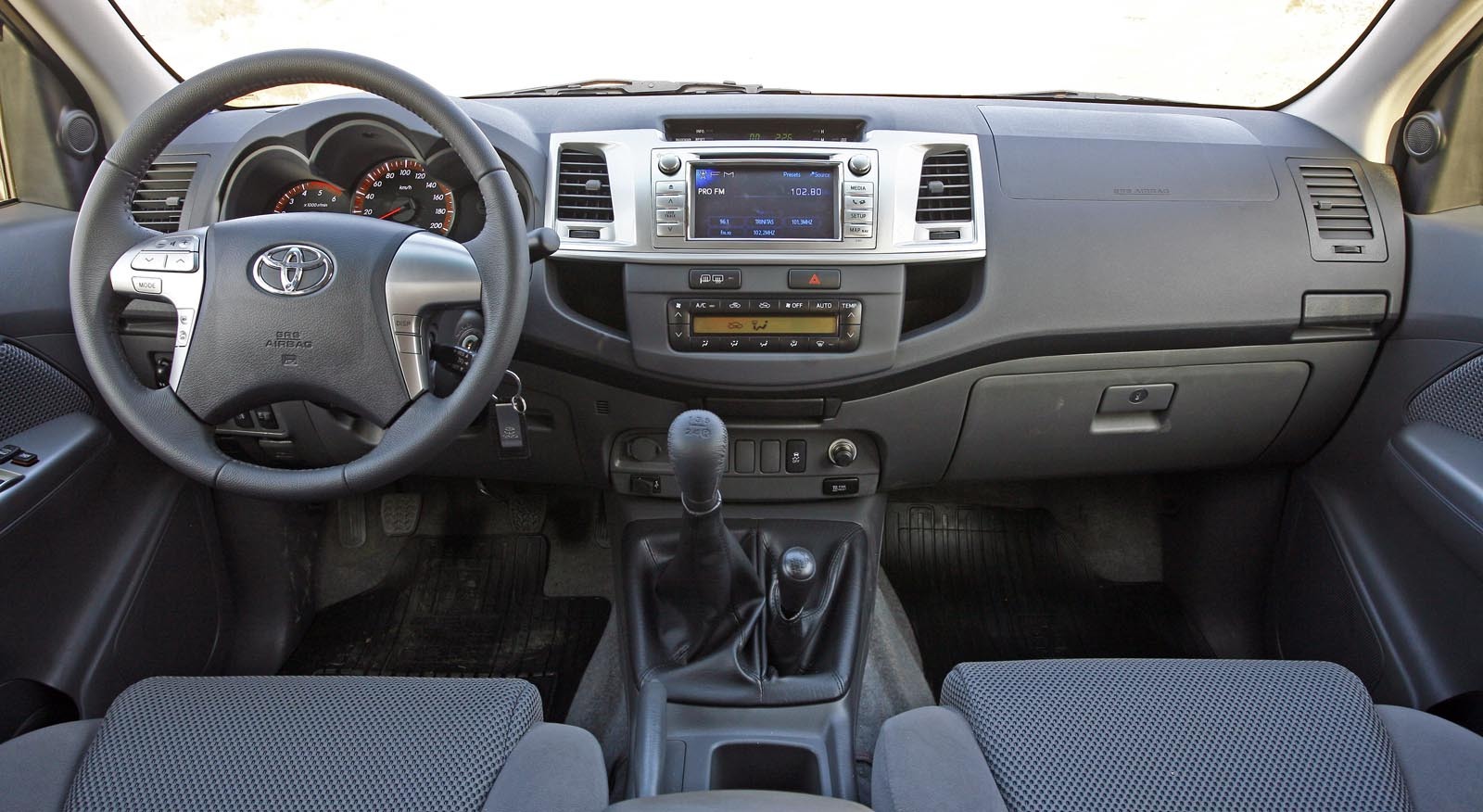 Interiorul lui Toyota Hilux facelift mizeaza pe modificari care sporesc senzatia de lux