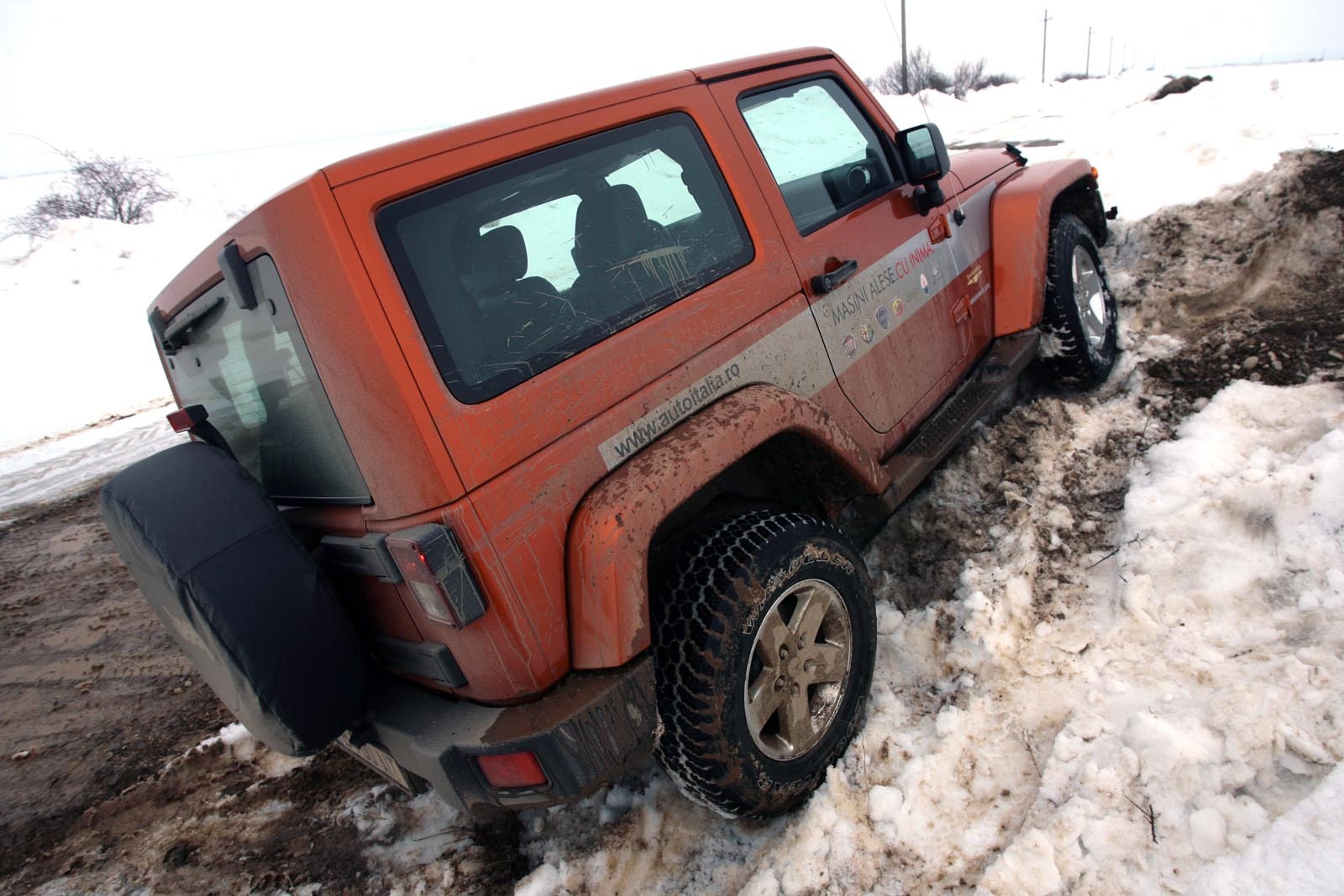 Jeep Wrangler are o garda la sol de 26 cm, deci accesul in masina e ceva mai greoi