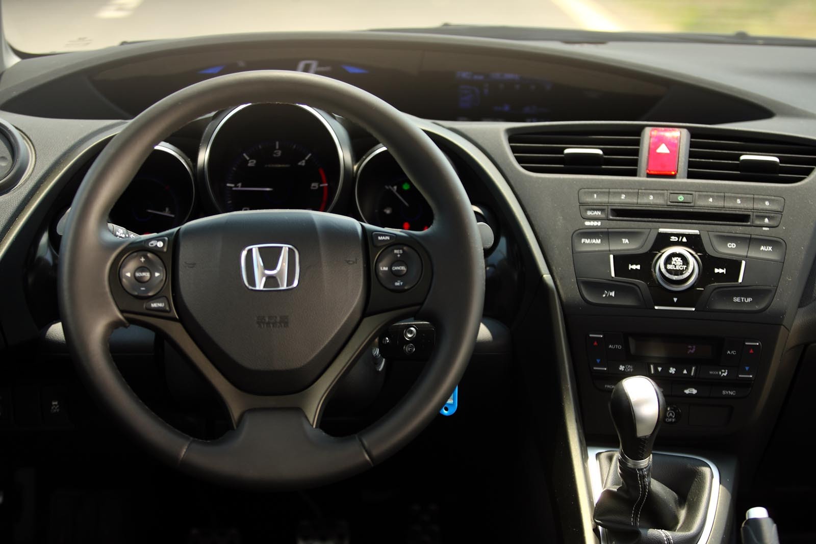 In echiparea sport, Honda Civic are doar butoane mari pentru audio pe consola centrala
