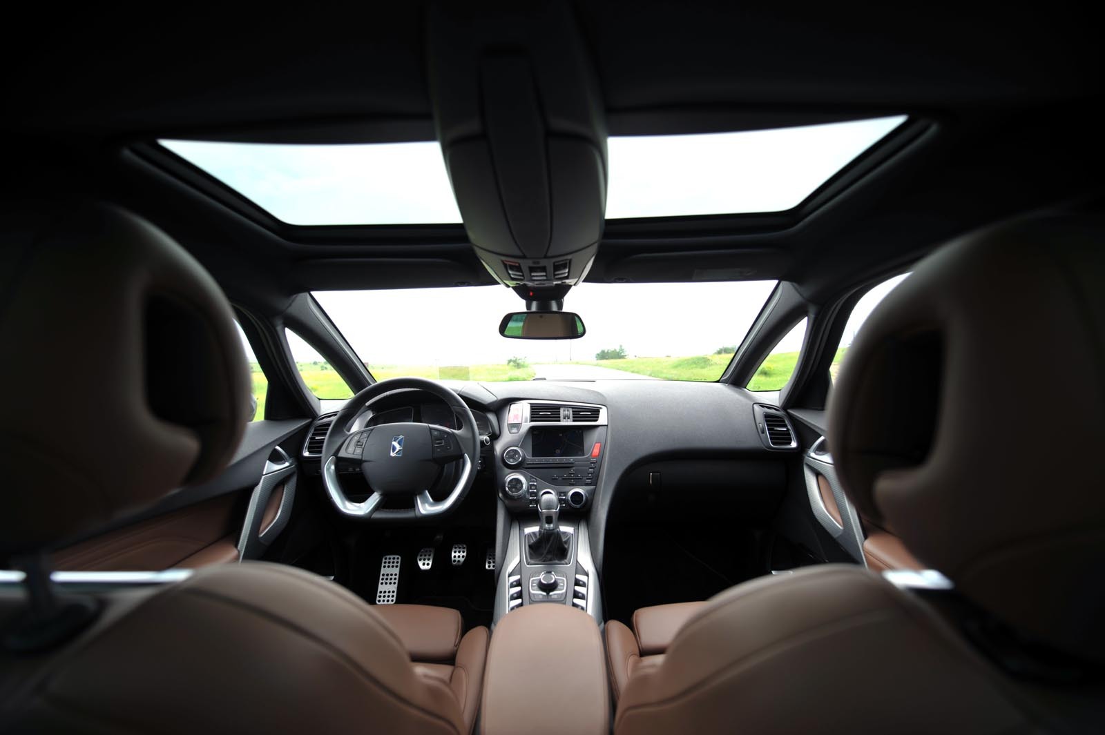 Interiorul lui Citroen DS5, mai ales daca abuzezi de optionale, este specific unui concept-car