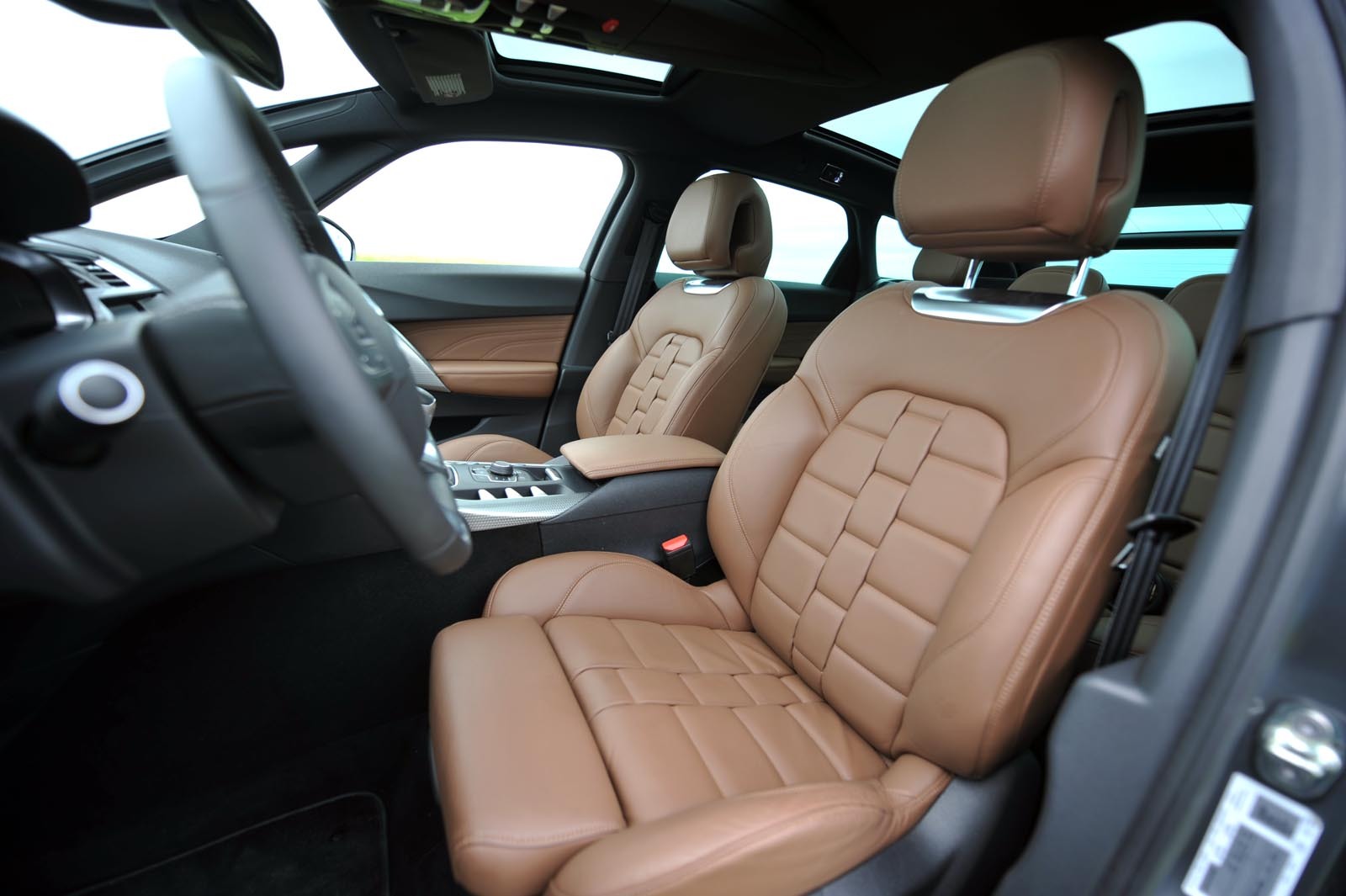 Scaunele lui Citroen DS5 turbo sunt confortabile si sportive, dar pozitia de condus e cam inalta