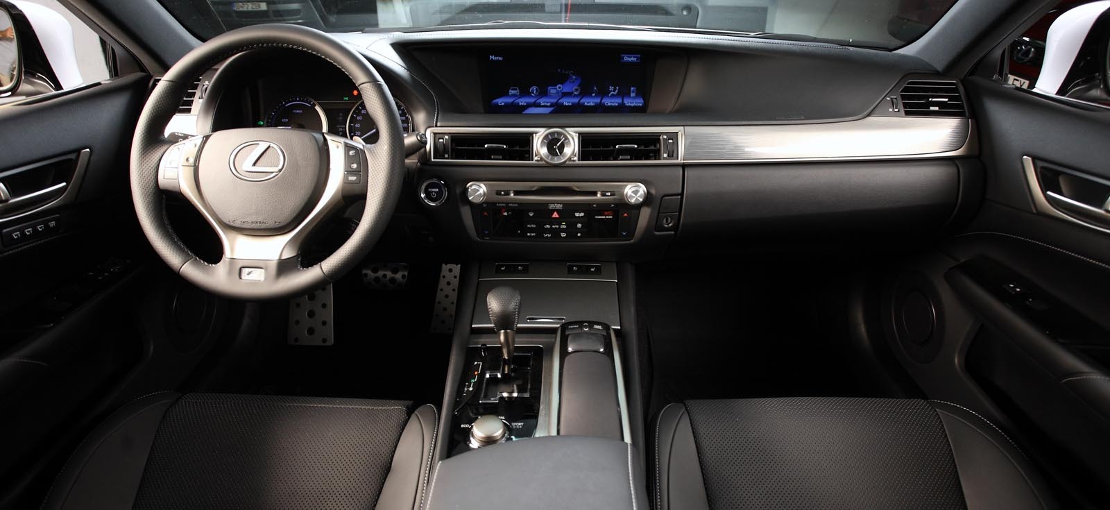 Noul Lexus GS are o plansa de bord gandita pe orizontala, mai ergonomica