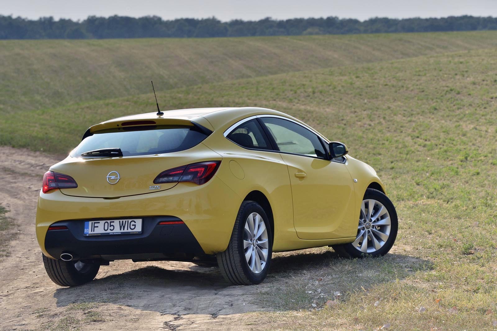 Din spate, Opel GTC Astra e chiar senzational