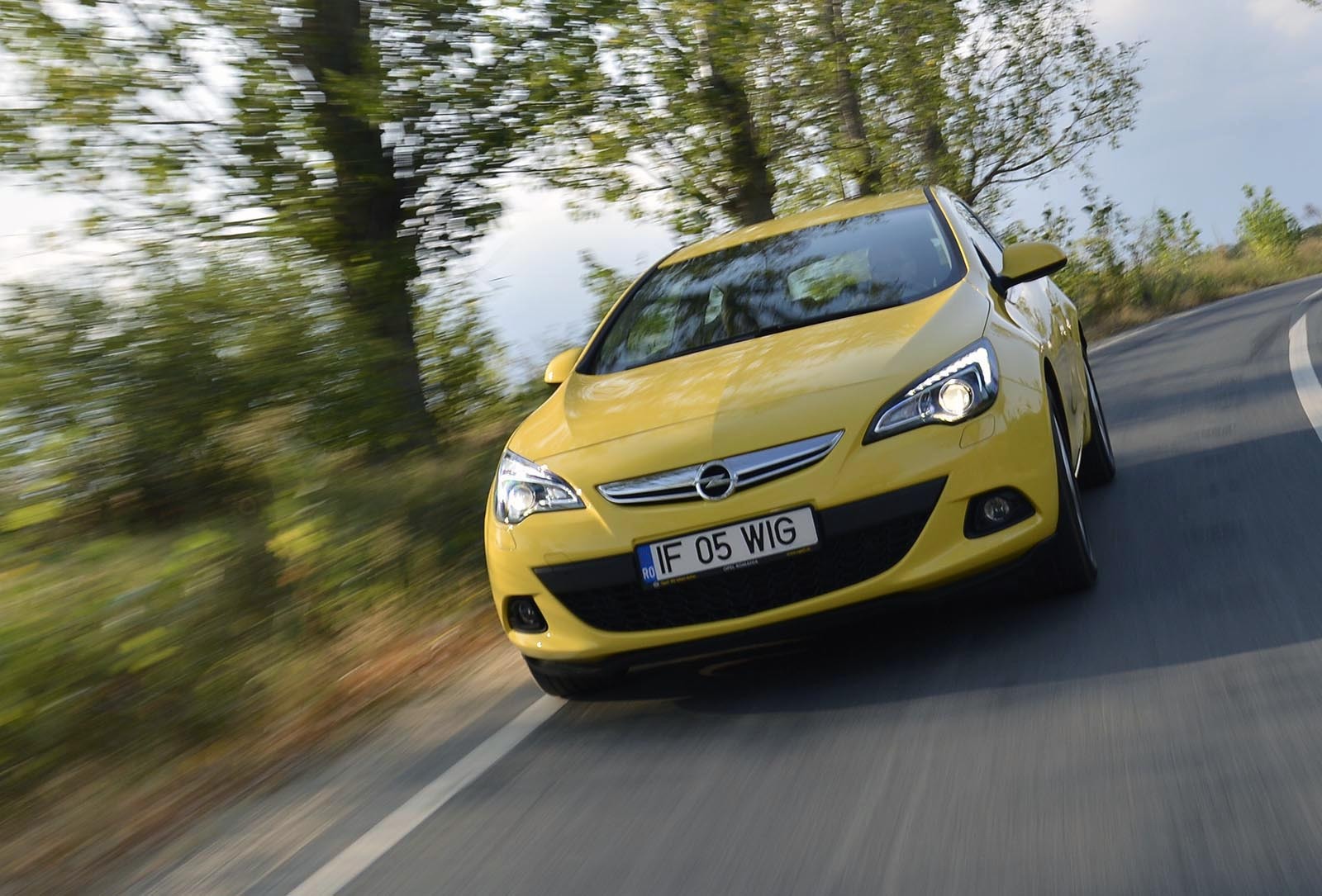 Opel GTC Astra 1.6 Turbu are un pret de baza surprinzator de decent: 19.675 euro (TVA inclus)