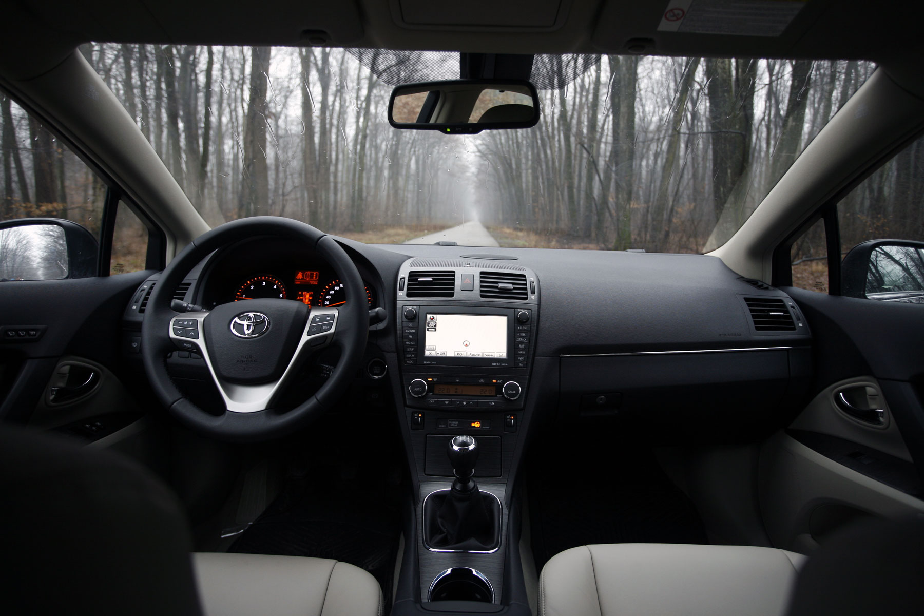 Interior sobru la Avensis