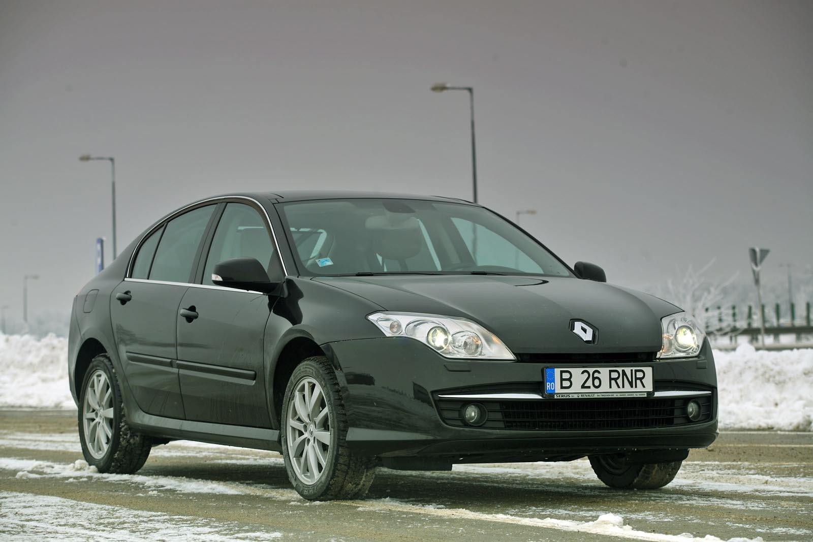 Renault Laguna are caroserie in 5 usi, o eleganta controversata si un stil mai tineresc