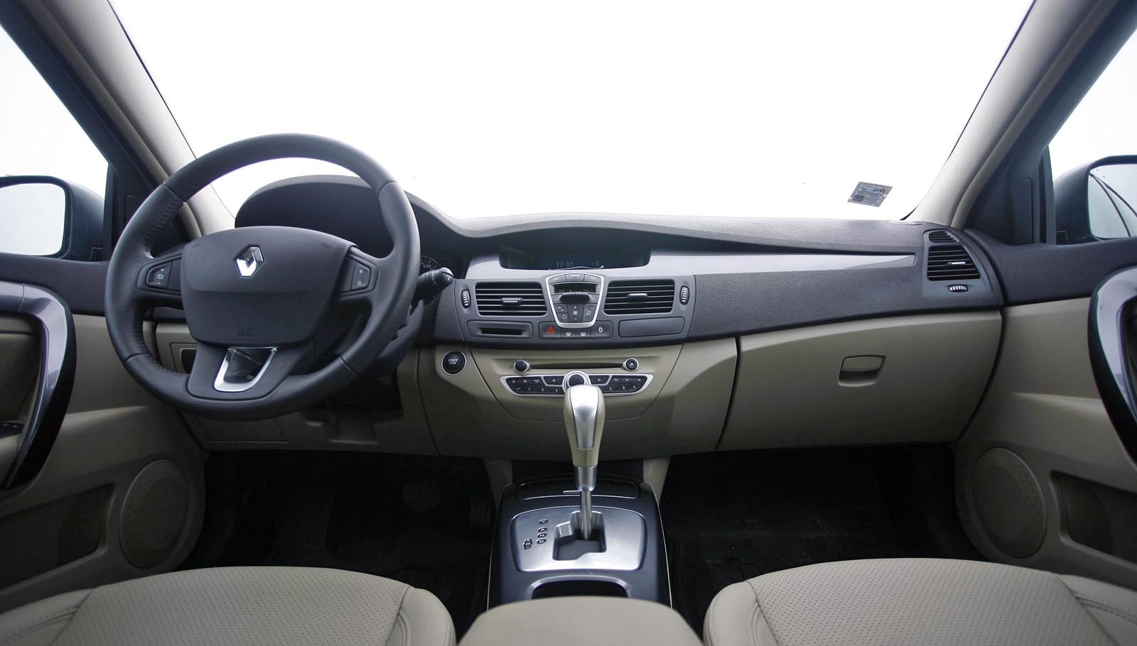 Renault Laguna ofera o ambianta calda si primitoare, numarul comenzilor fiind minimizat