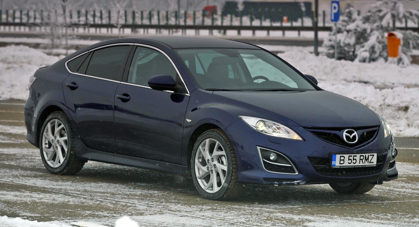 Mazda6 are un stil foarte tineresc, modern si dinamic. Prin comparatie, Passat arata prea sobru