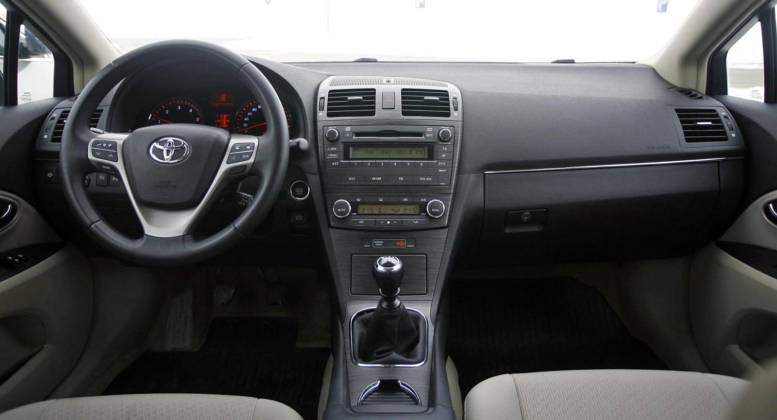 Toyota Avensis, in echipare Elegance, are un interior clasic, elegant si bine finisat