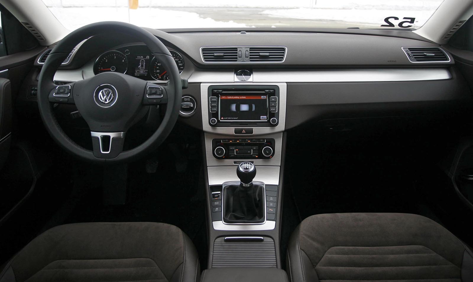 Volkswagen Passat ofera o ambianta interioara relativ moderna, ergonomica si simplista