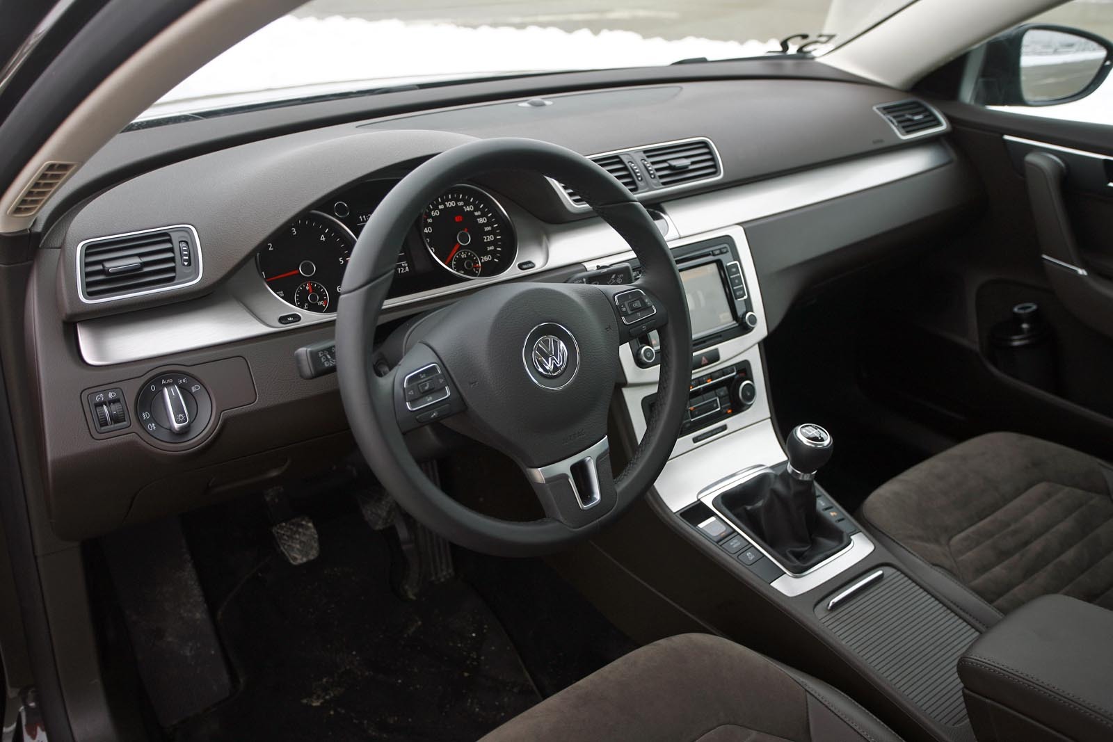 Volkswagen Passat e mai spatios ca Avensis, dar, la nivel calitativ, nu este peste Mazda6 si Avensis