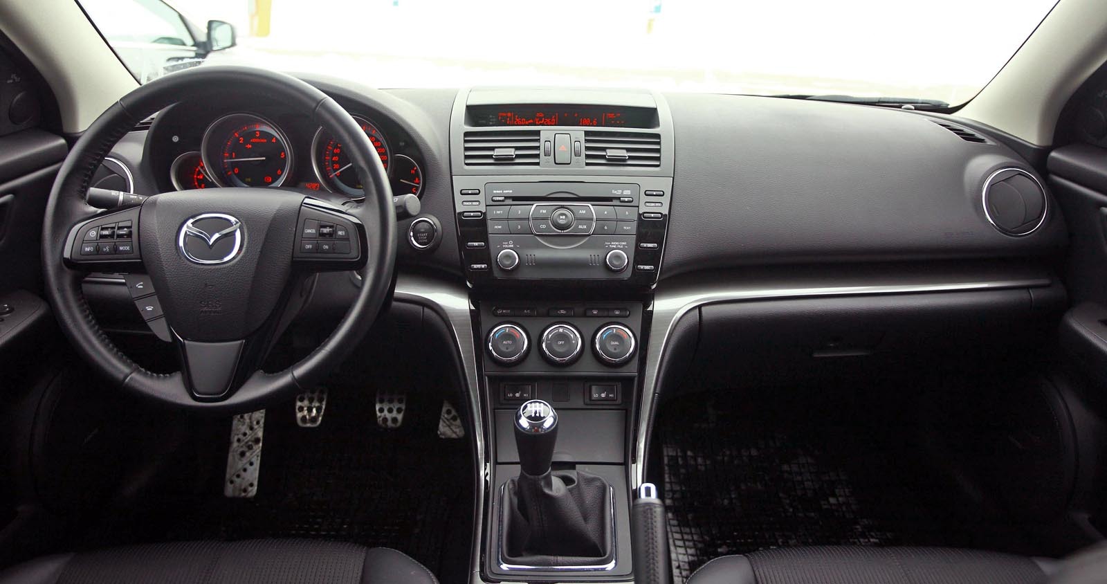 Interiorul lui Mazda6 are un post de conducere sportiv, dar, in rest, e cam simplist