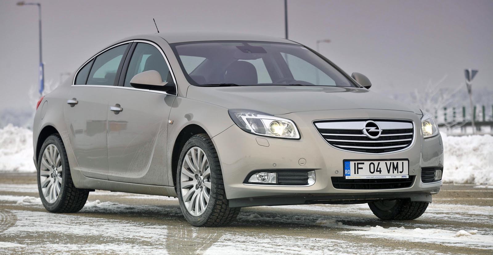Opel Insignia are un design elaborat si foarte placut, concurand mai degraba cu Passat CC