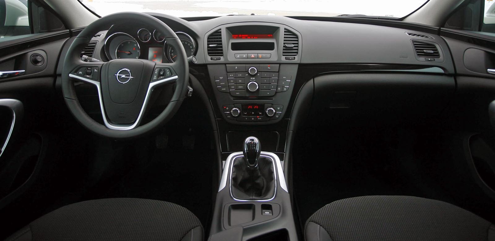 Desi are un design elaborat si o buna ergonomie, bordul lui Opel Insignia are prea multe suprafete din plastic normal