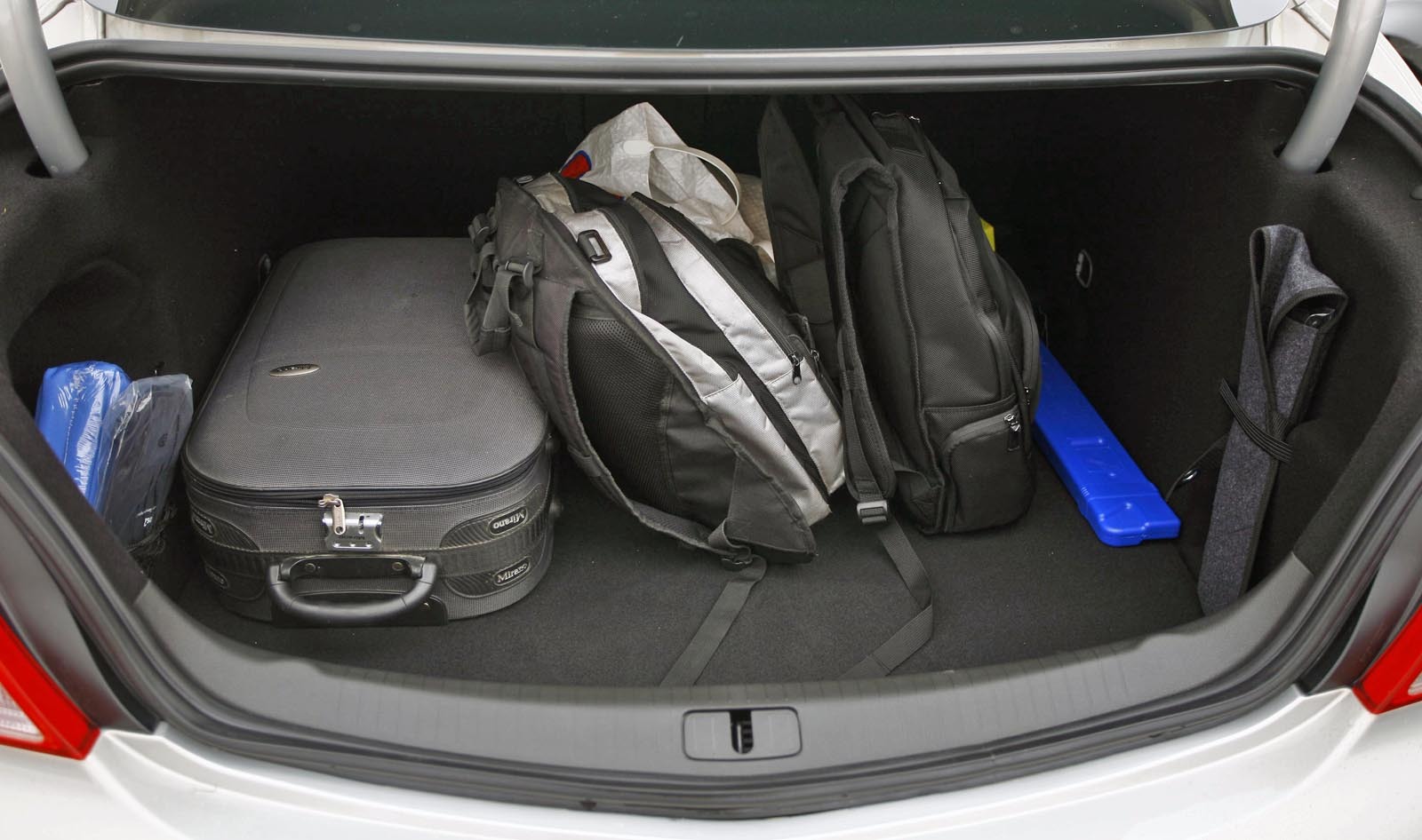 Opel Insignia ofera mai putin spatiu pe bancheta decat Passat, dar portbagajul este la fel de practic