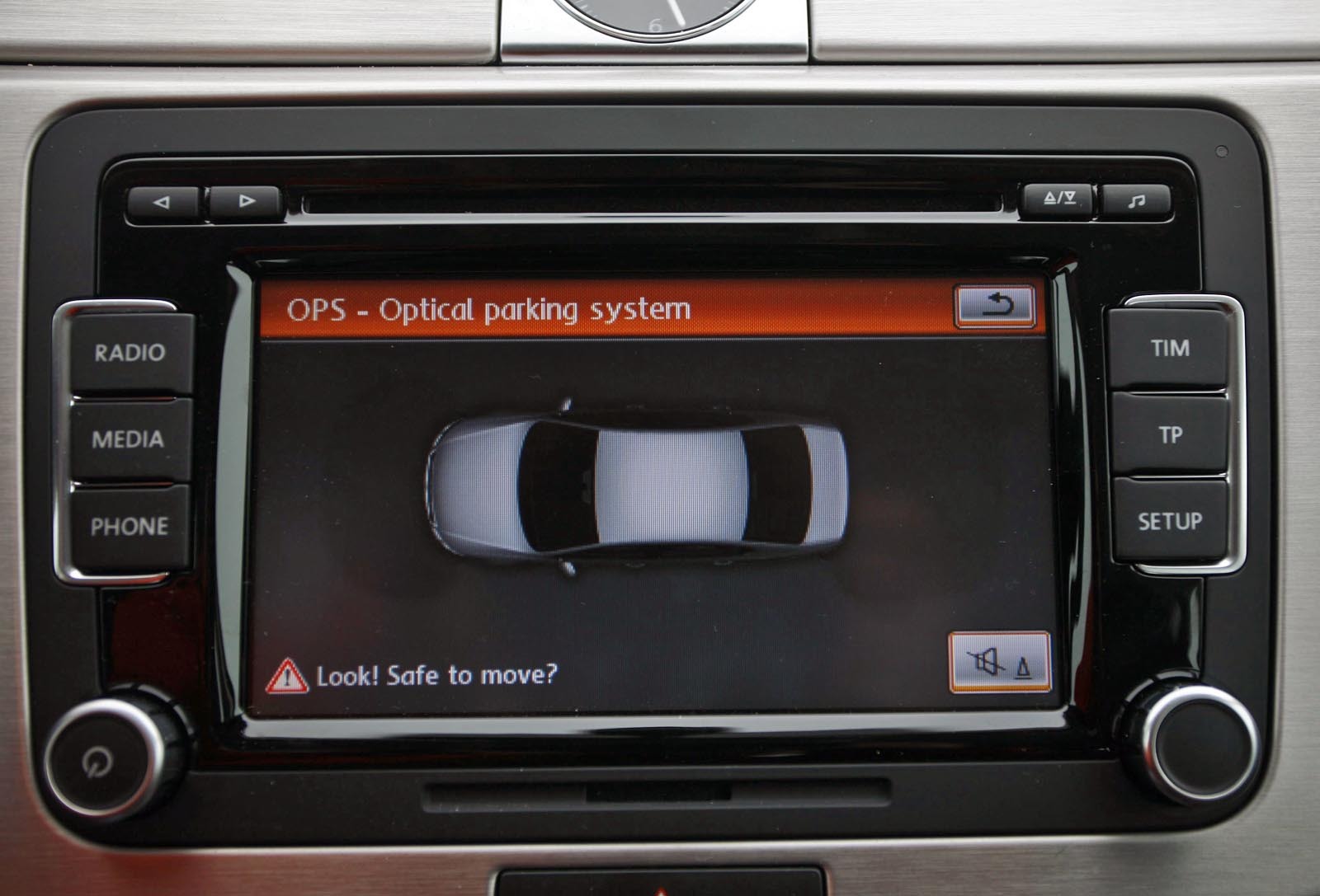 Marile avantaje ale lui VW Passat: ecranul color tactil (optional) si ornamentele din aluminiu