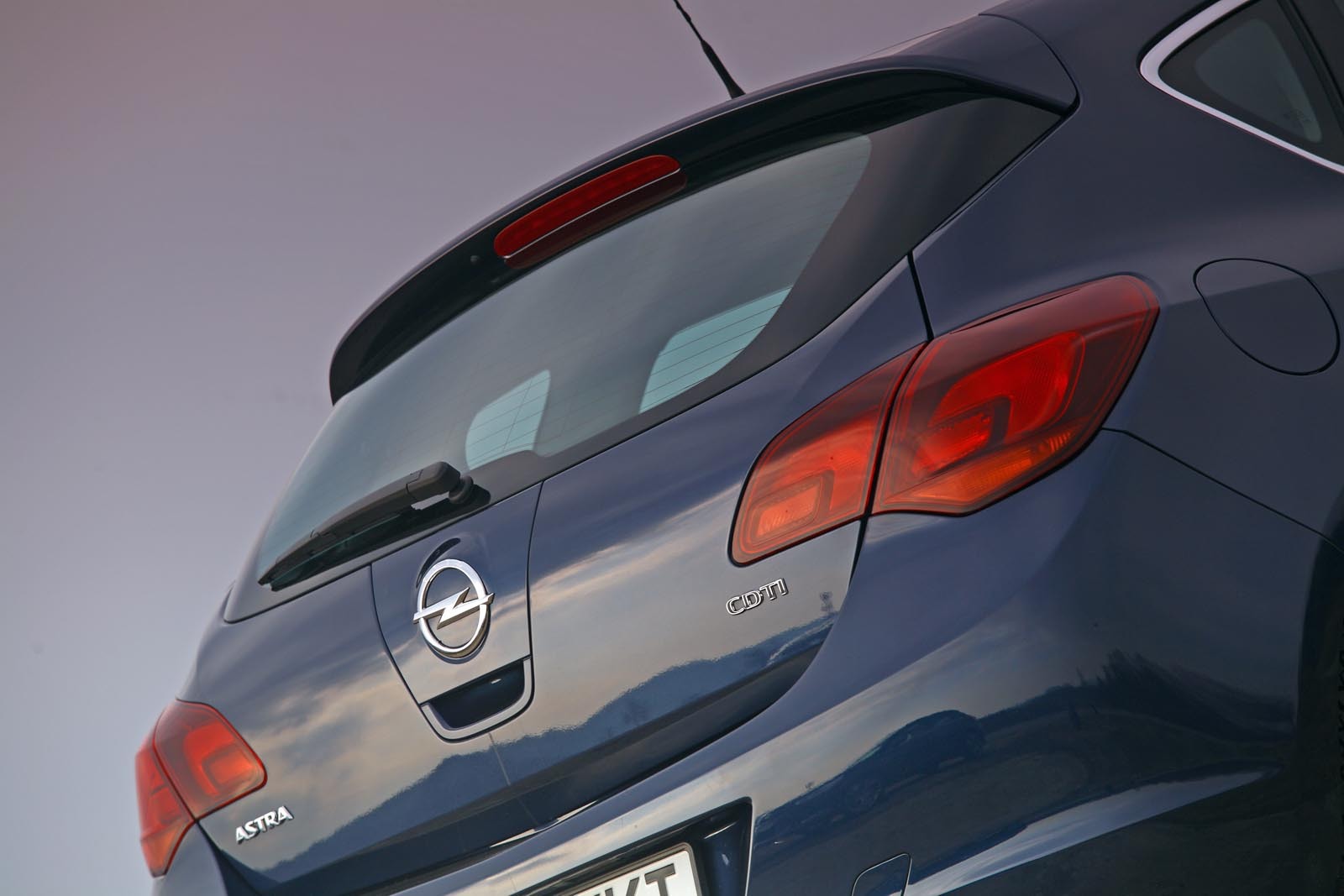 Opel Astra 2.0 CDTi 160 CP - pret de baza 19.685 euro, echipare Enjoy