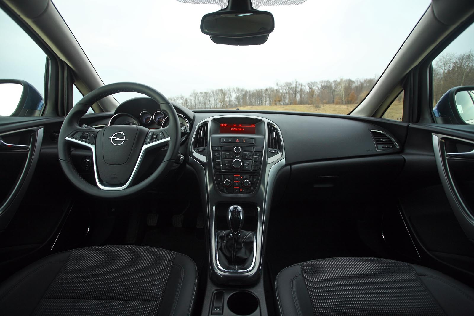 Opel Astra - designul elegant al plansei de bord este umbrit de ambianta prea intunecata