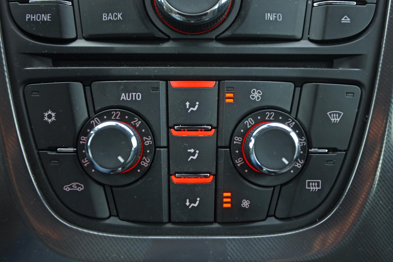 Opel Astra - solutie interesanta pentru climatizarea automata, dar necesita acomodare