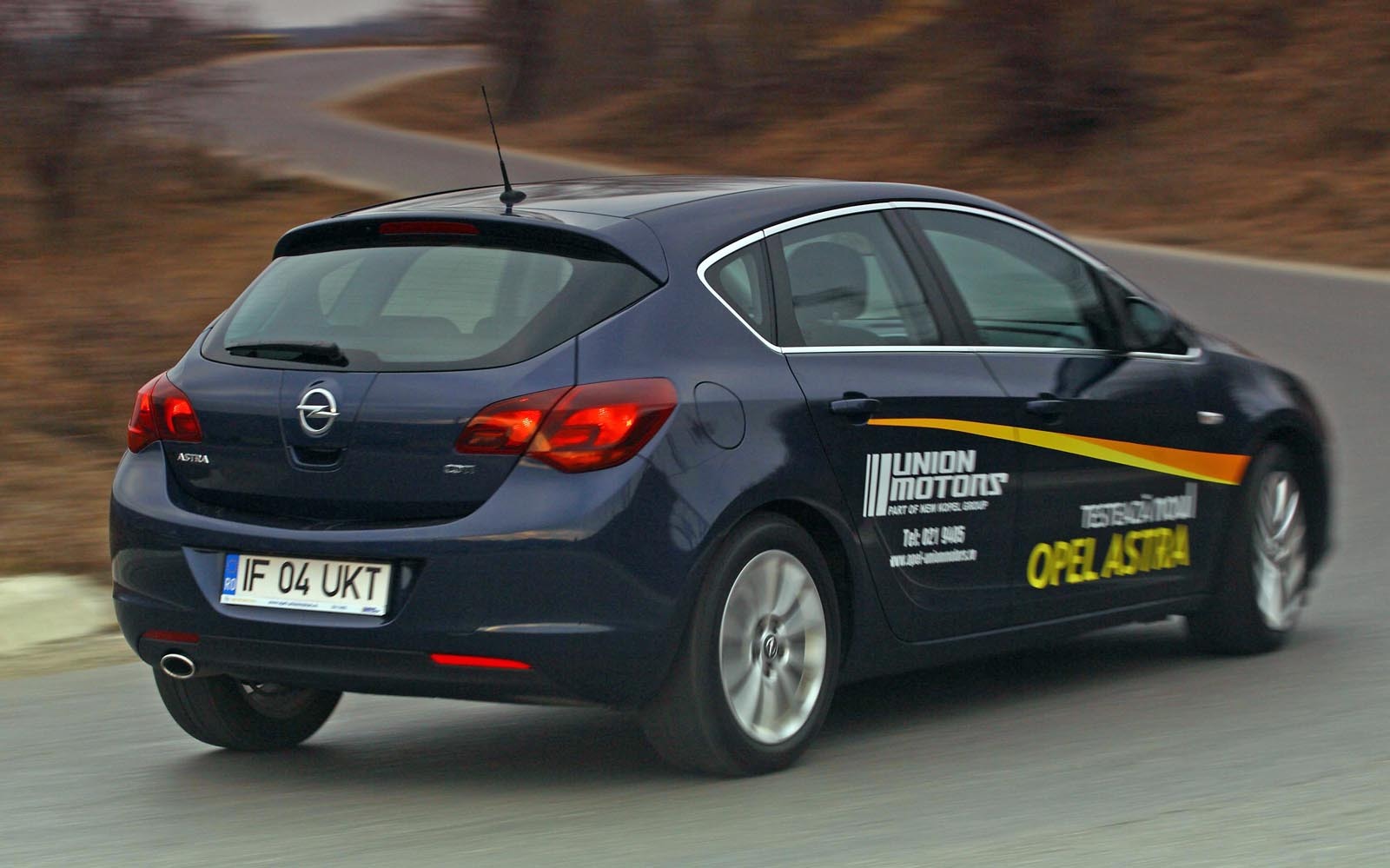 Opel Astra are un ruliu normal si arata un comportament corect in viraje, subvirand controlabil