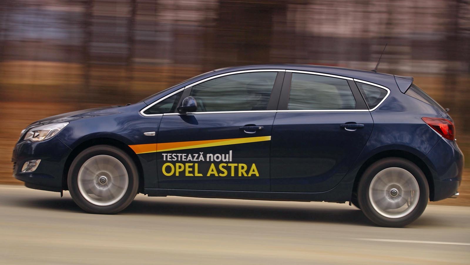 Opel Astra este putin mai ieftin si mai spatios in spate