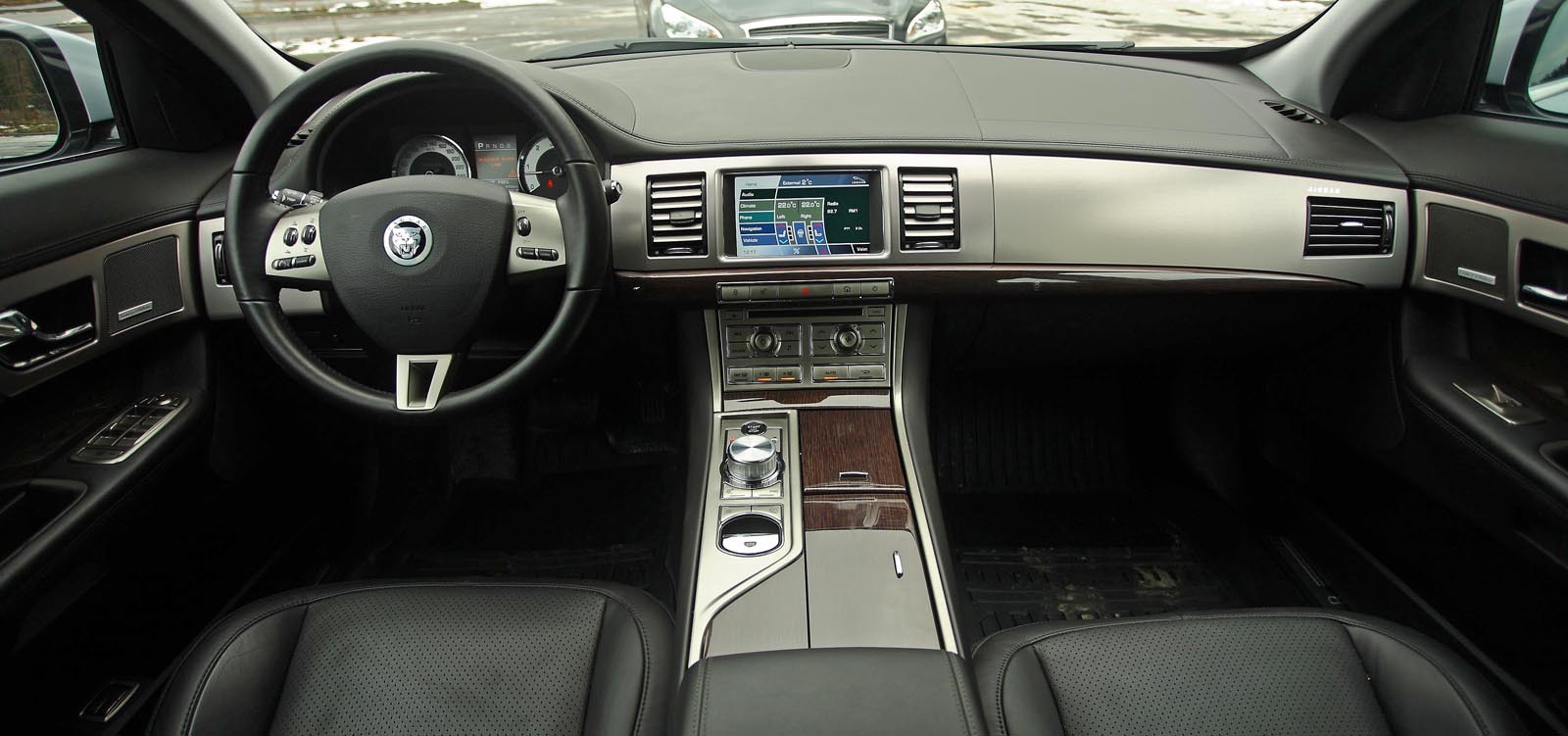 Interiorul lui Jaguar XF mizeaza pe un stil mai simplist si relativ rece, dedicat sportivilor