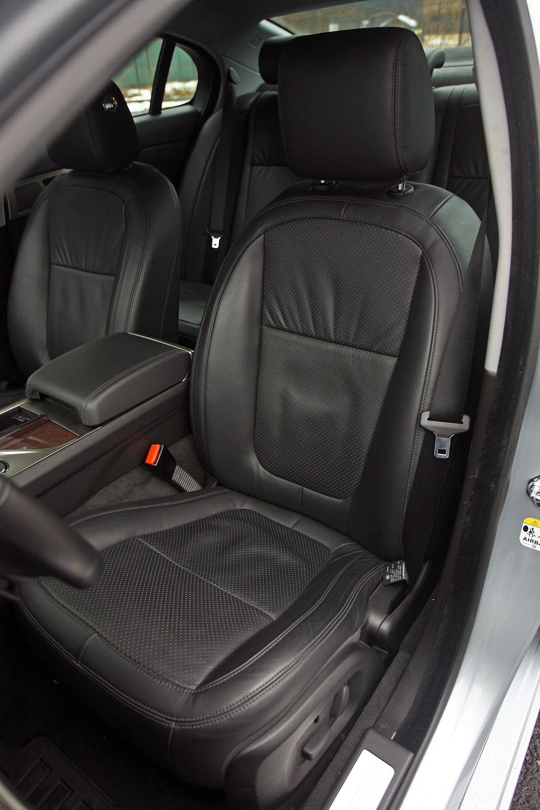 Jaguar XF are in fata scaune sportive, dar in spate spatiul este limitat pe bancheta