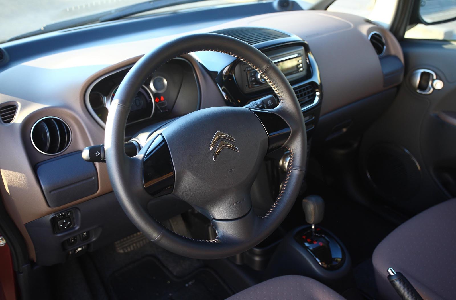 Interiorul lui Citroen C-ZERO este simplist, specific unei masini de clasa mini