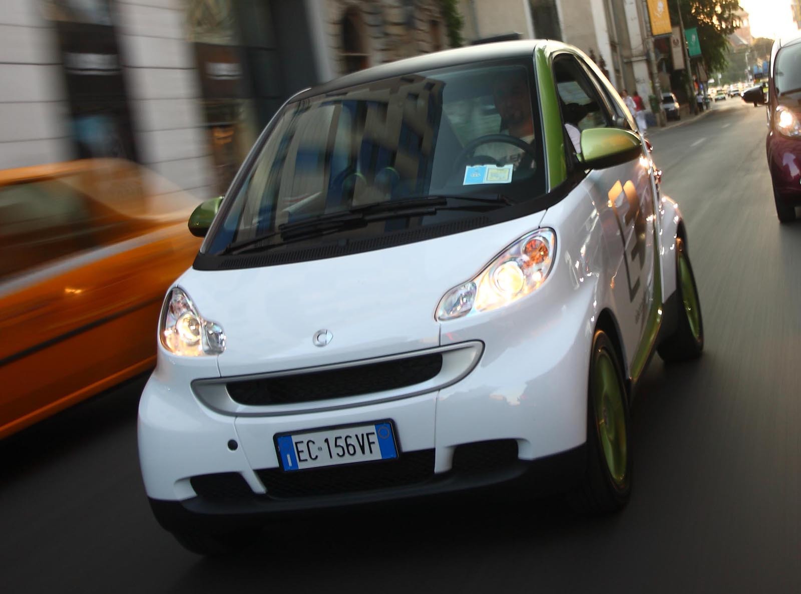Motorul lui smart fortwo electric drive are 20 kW (27 CP), dar si o functie overboost cu 30 kW (41 CP)