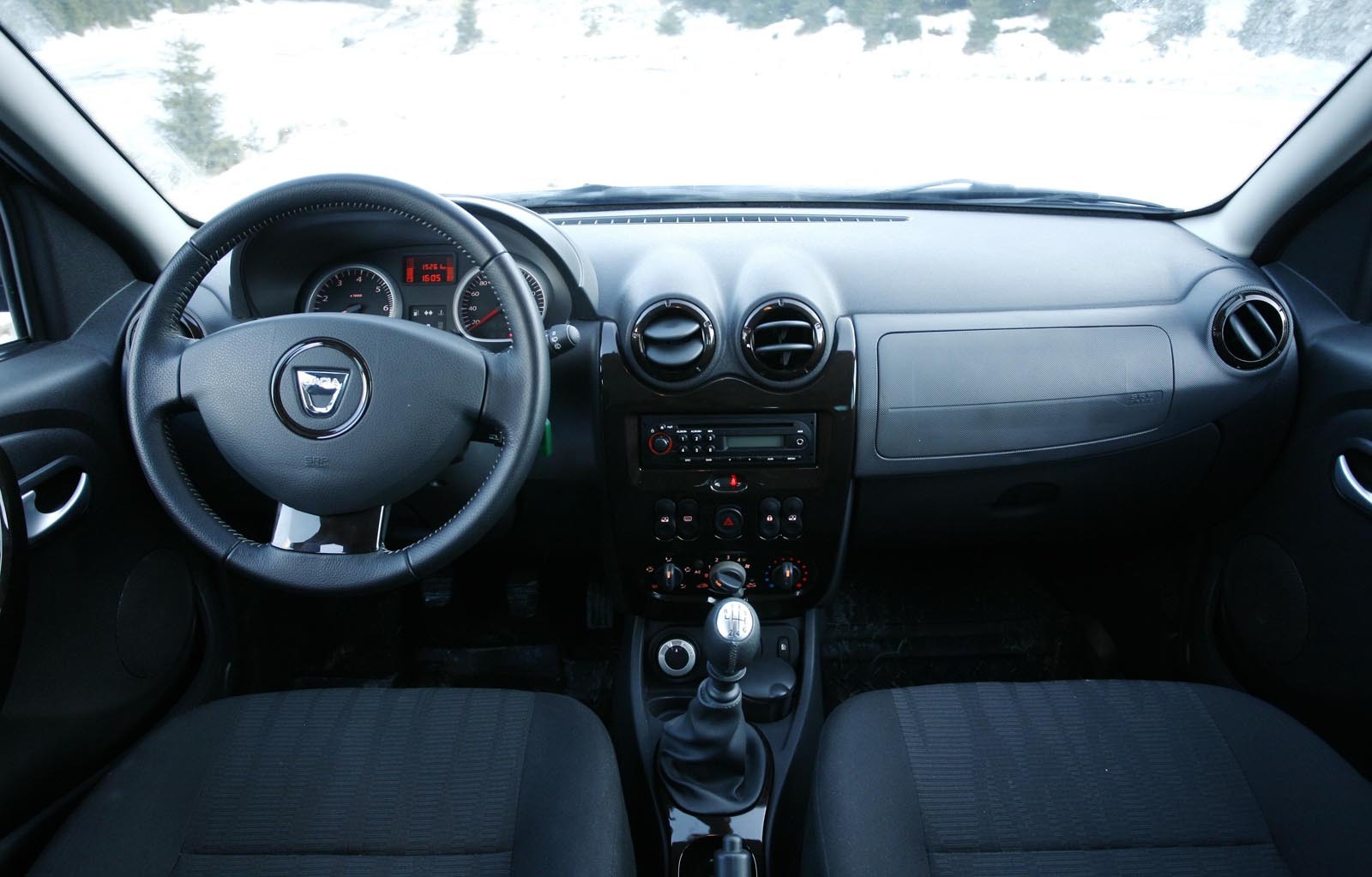 Dacia Duster are un interior in stil Logan: fara pretentii, dar cu dotari suficiente