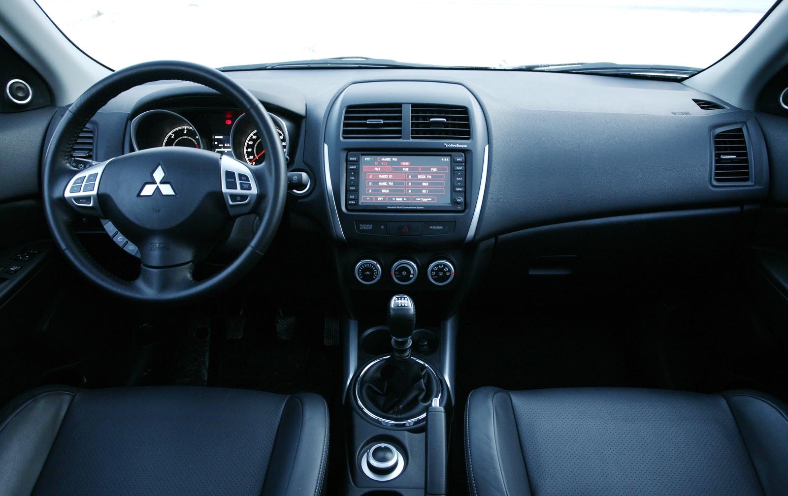Mitsubishi ASX are un interior cu linii simple, dar cu o buna calitate